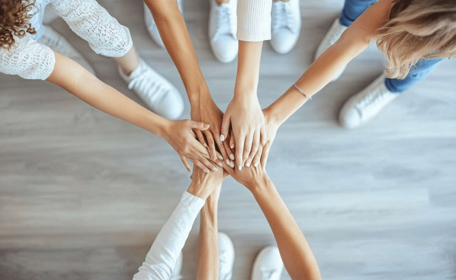 Mains réunies au centre en signe de solidarité