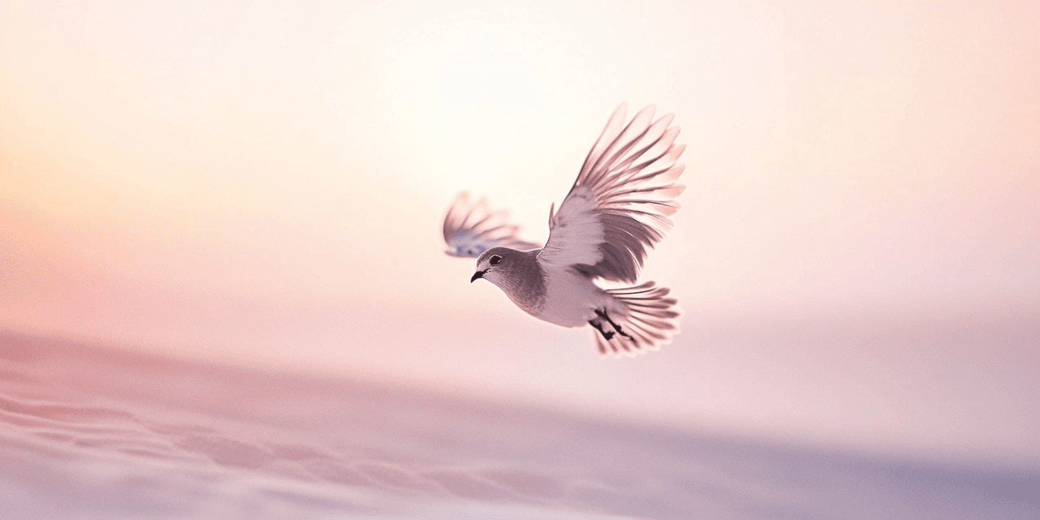 Petit oiseau en vol dans un ciel pastel